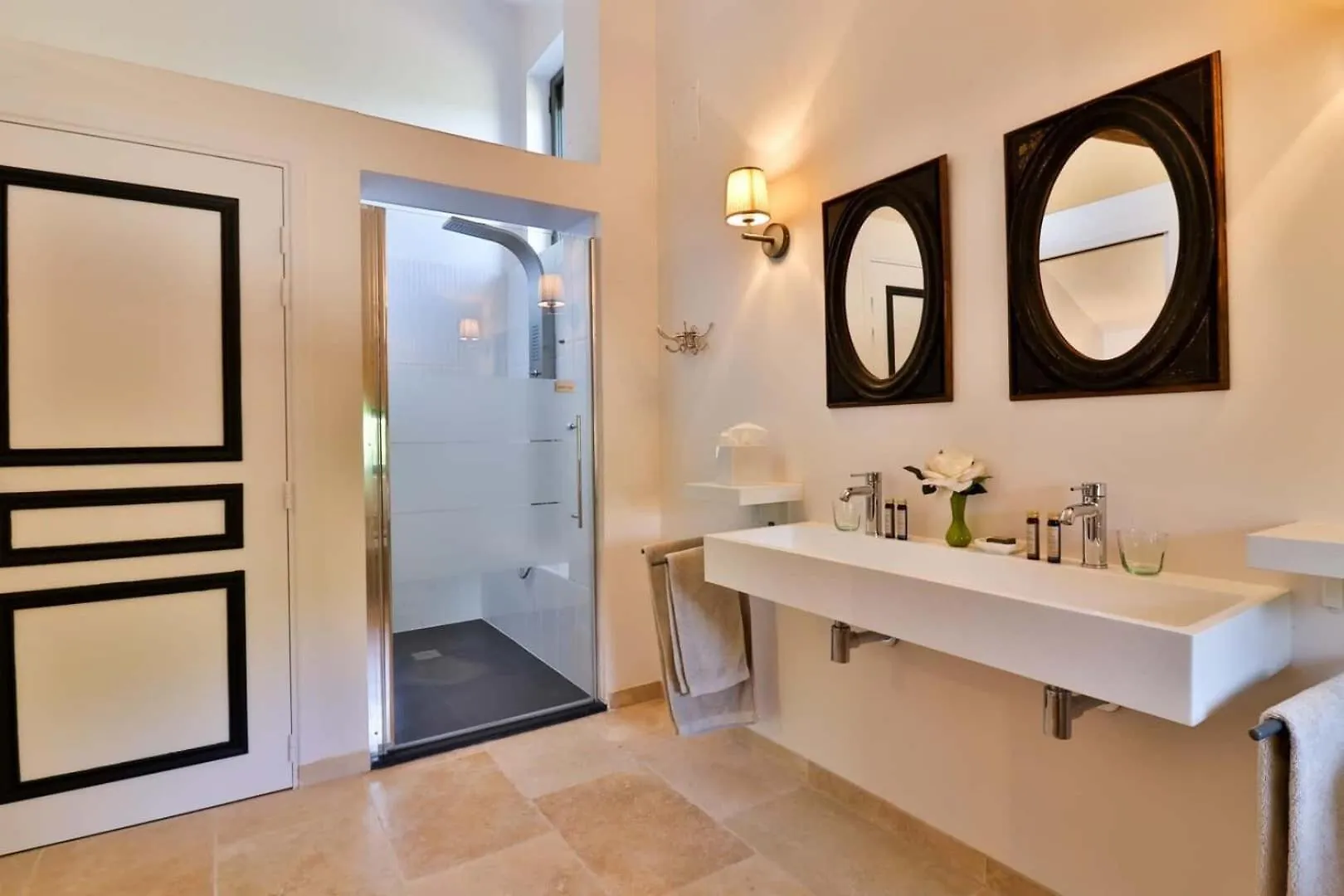 Mas Chateau Blanc Avignon 2*,  France