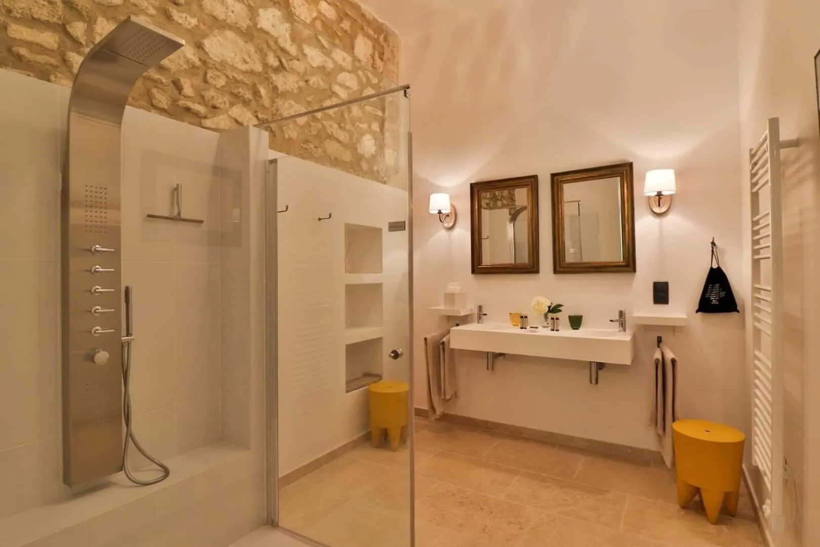 Mas Chateau Blanc Avignon Bed & Breakfast