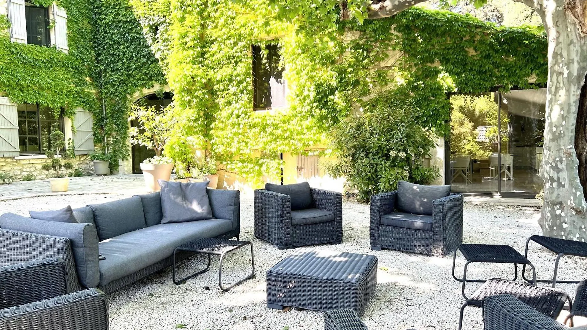 Mas Chateau Blanc Avignon France