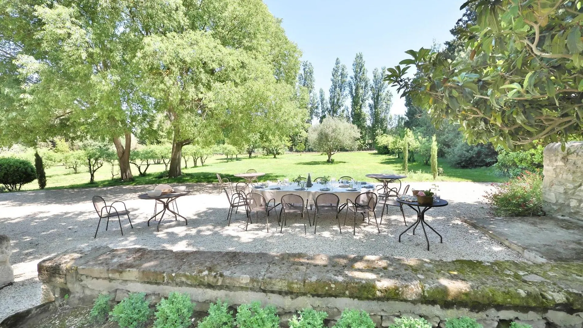 Mas Chateau Blanc Avignon France