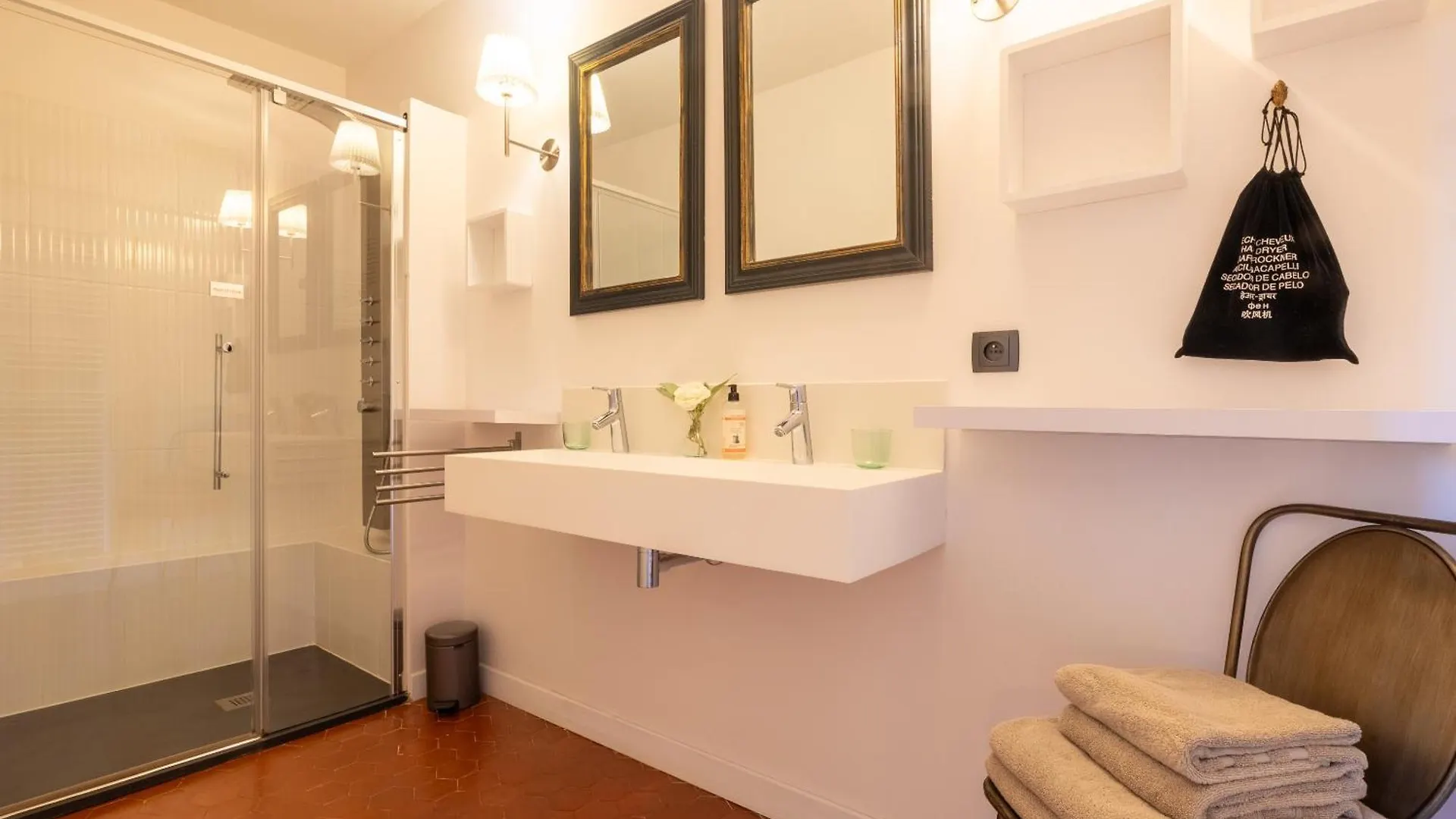 Mas Chateau Blanc Avignon Bed & Breakfast
